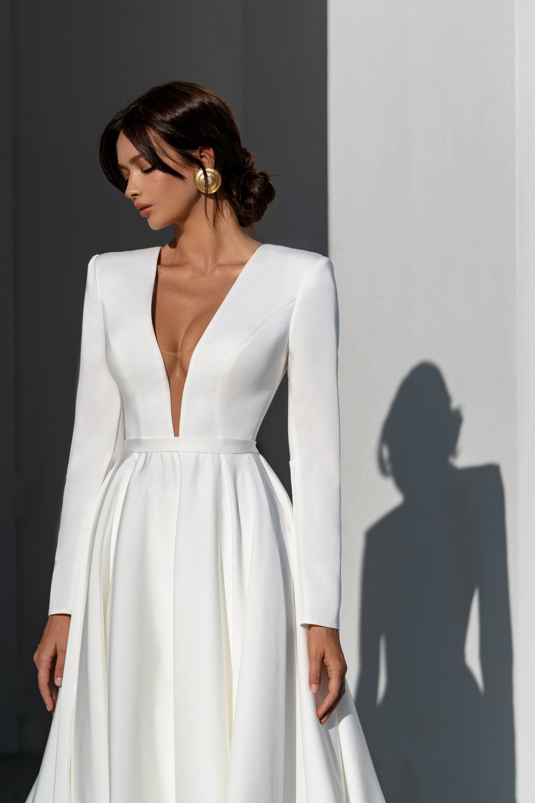 Fashion A E Dresses For Bride Plunging V Neck Wedding Dress Button Back Long Sleeves Designer Bridal Gowns 0219
