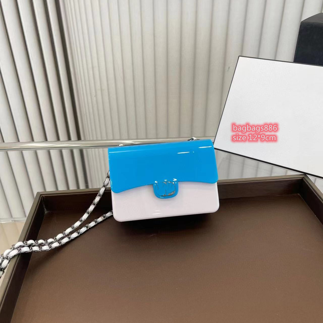 Channel Designer Mini Box Bag Women's Makeup Bag Sheepskin Mouth Red Bag Travel Shampoo Bag One Shoulder Crossbody Acrylic Handbag 12cm
Channel Designer Mini Box Bag Women's Makeup Bag Sheepskin Mouth Red Bag Travel Shampoo Bag One Shoulder Crossbody Acrylic Handbag 12cm