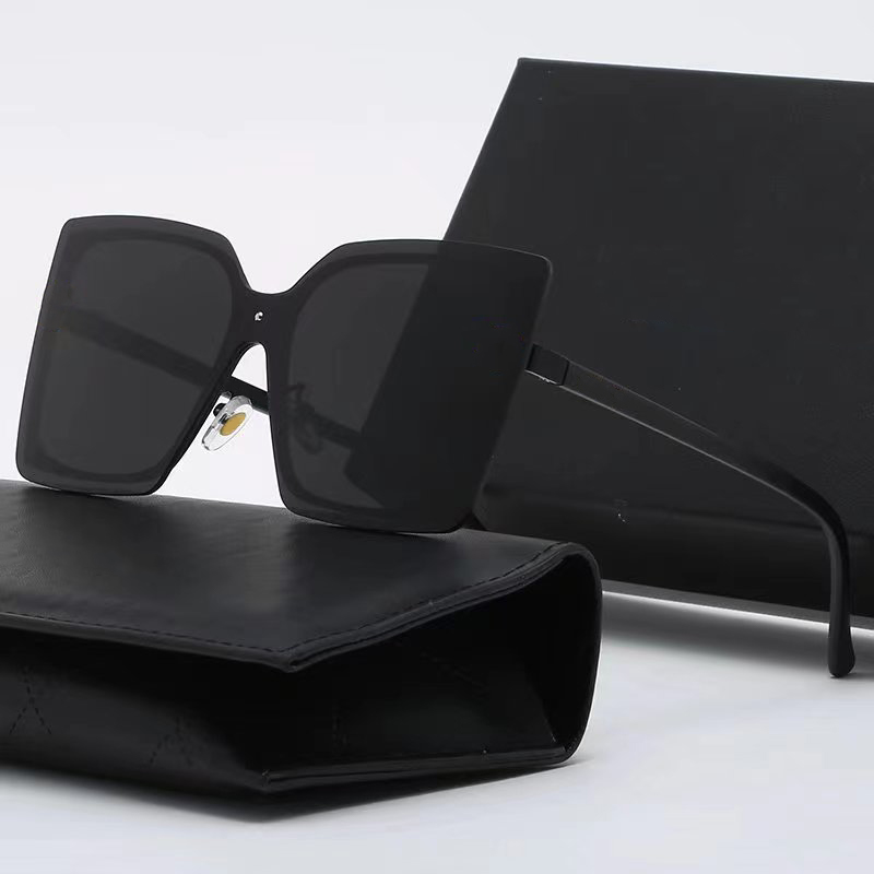 Summer Designer Sunglasses for Women Oversized Flat Top Ladies Sun Glasses Chain Square Frames Sunshade Glasses Fashion With Box
Summer Designer Sunglasses for Women Oversized Flat Top Ladies Sun Glasses Chain Square Frames Sunshade Glasses Fashion With Box