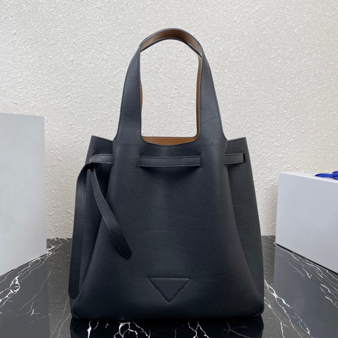 1BG339 Classic women's handbag High-end quality Tote bag Soft deerskin to create a contrast color sheep skin inside simple and atmospheric capacity is very large
1BG339 Classic women's handbag High-end quality Tote bag Soft deerskin to create a contrast color sheep skin inside simple and atmospheric capacity is very large