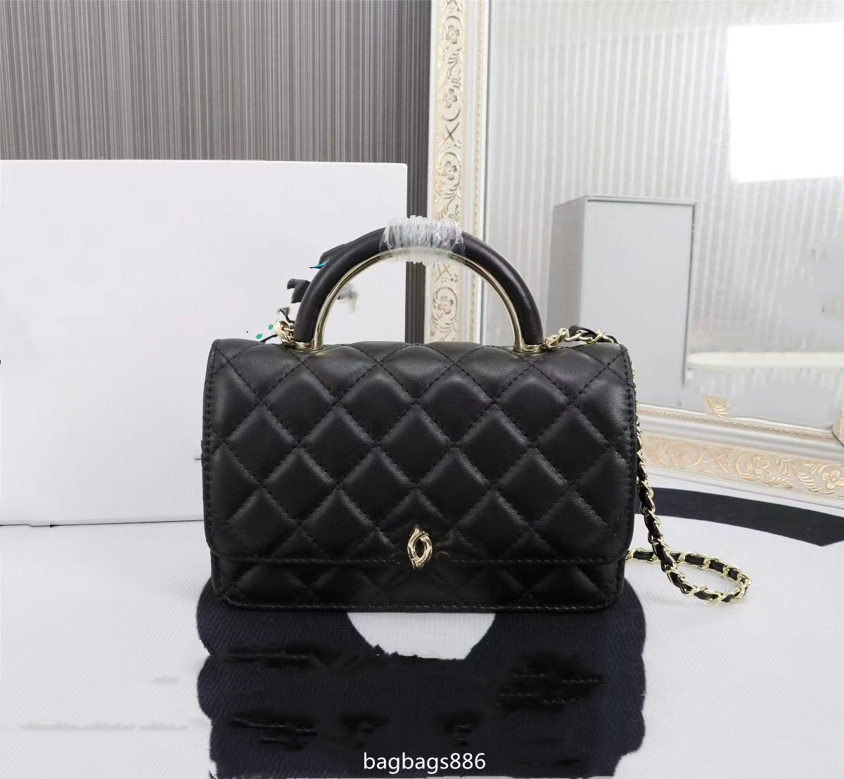 Channel High Quality 22A Handle Flap Bag Designer Shoulder Bag Luxury Fashion Leather Handbag All Steel 14K Light Gold Button Women's Lambskin Wallet WOC12.3 * 19.2 * 3.5CM
Channel High Quality 22A Handle Flap Bag Designer Shoulder Bag Luxury Fashion Leather Handbag All Steel 14K Light Gold Button Women's Lambskin Wallet WOC12.3 * 19.2 * 3.5CM