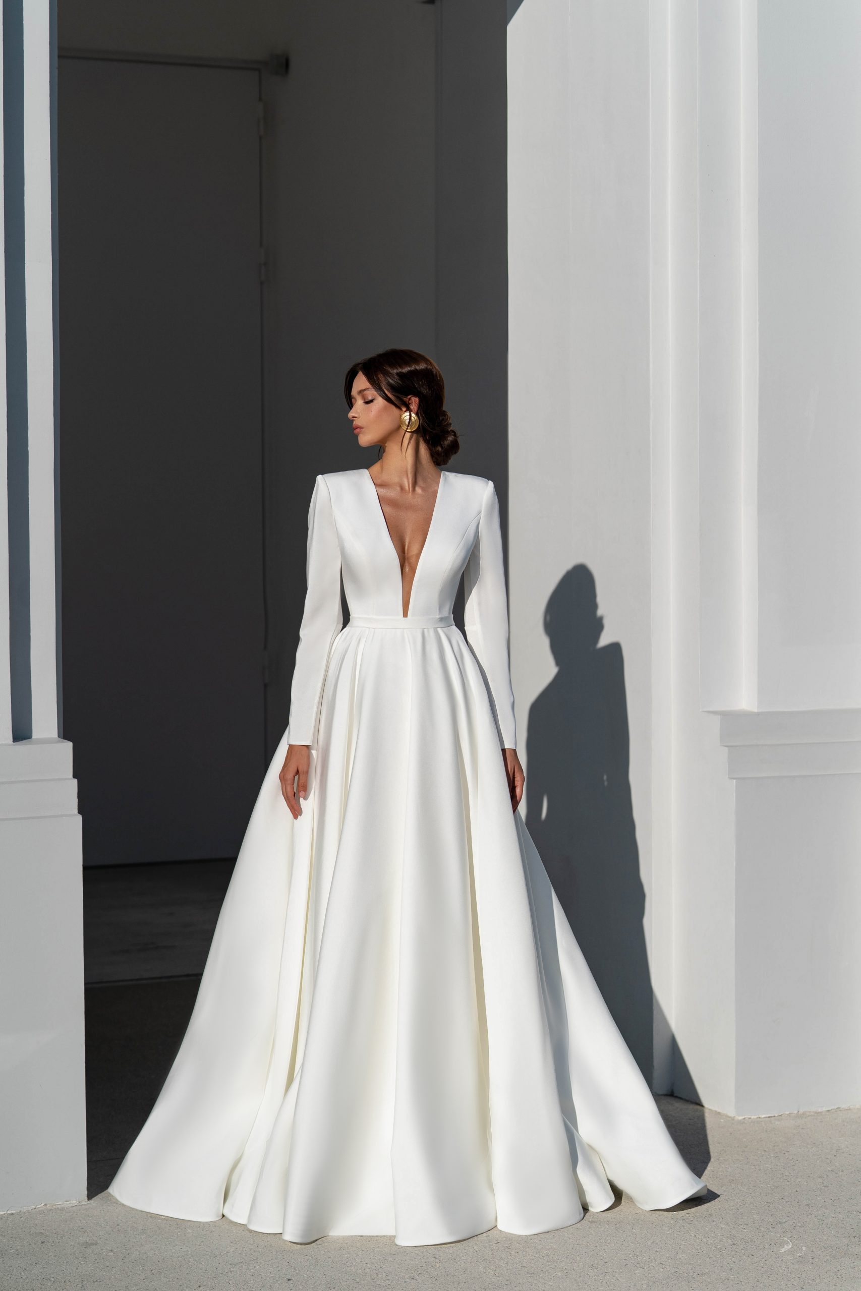 Fashion A E Dresses For Bride Plunging V Neck Wedding Dress Button Back Long Sleeves Designer Bridal Gowns 0219