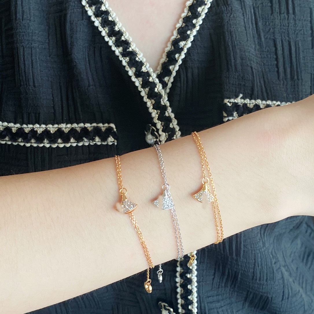 Little dress Bracelet High quality metal chain bracelet Classic bangle Steel jewelry Best gift
Little dress Bracelet High quality metal chain bracelet Classic bangle Steel jewelry Best gift