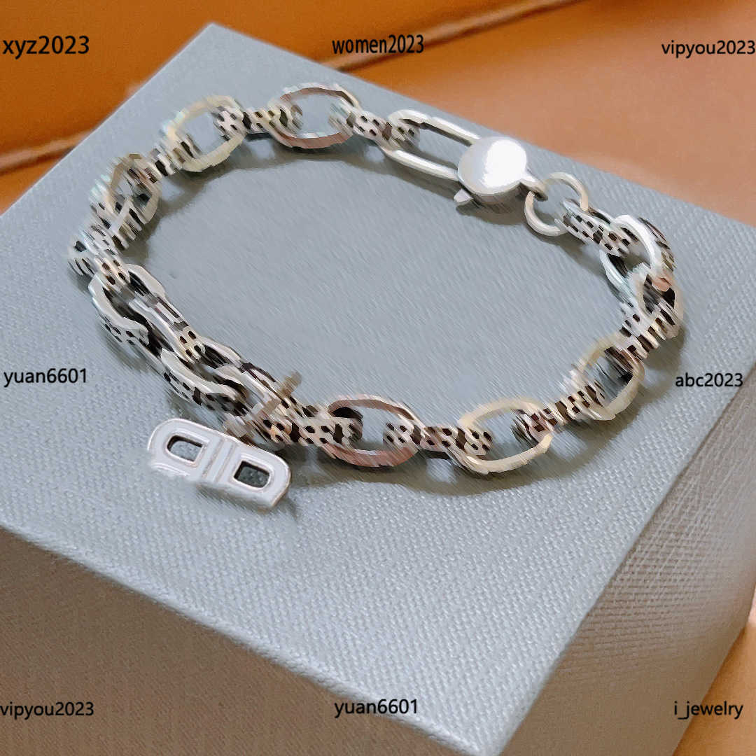 women designer jewelry high quality Logo shaped hanging tag bracelets Letter Embossed Chain bracelet #Including box new arrival
women designer jewelry high quality Logo shaped hanging tag bracelets Letter Embossed Chain bracelet #Including box new arrival