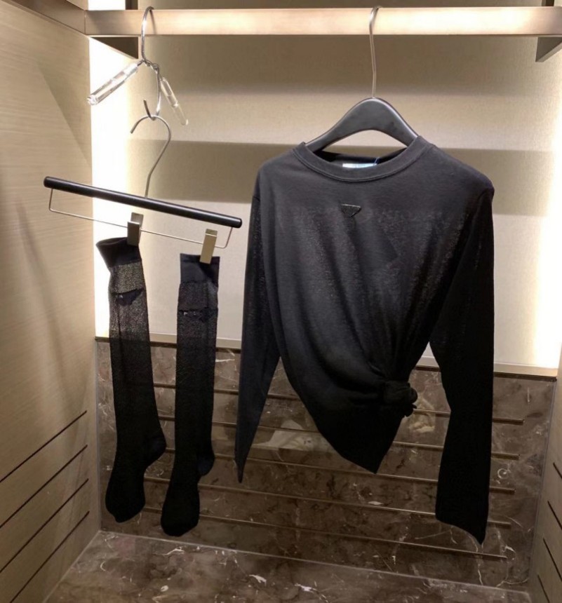 2023 women designer t shirts triangle inlay top Can be paired with a vest Knitted tshirt long sleeve Breathable Knitted Pullover womens size s l pradaa shirt clothing
2023 women designer t shirts triangle inlay top Can be paired with a vest Knitted tshirt long sleeve Breathable Knitted Pullover womens size s l pradaa shirt clothing