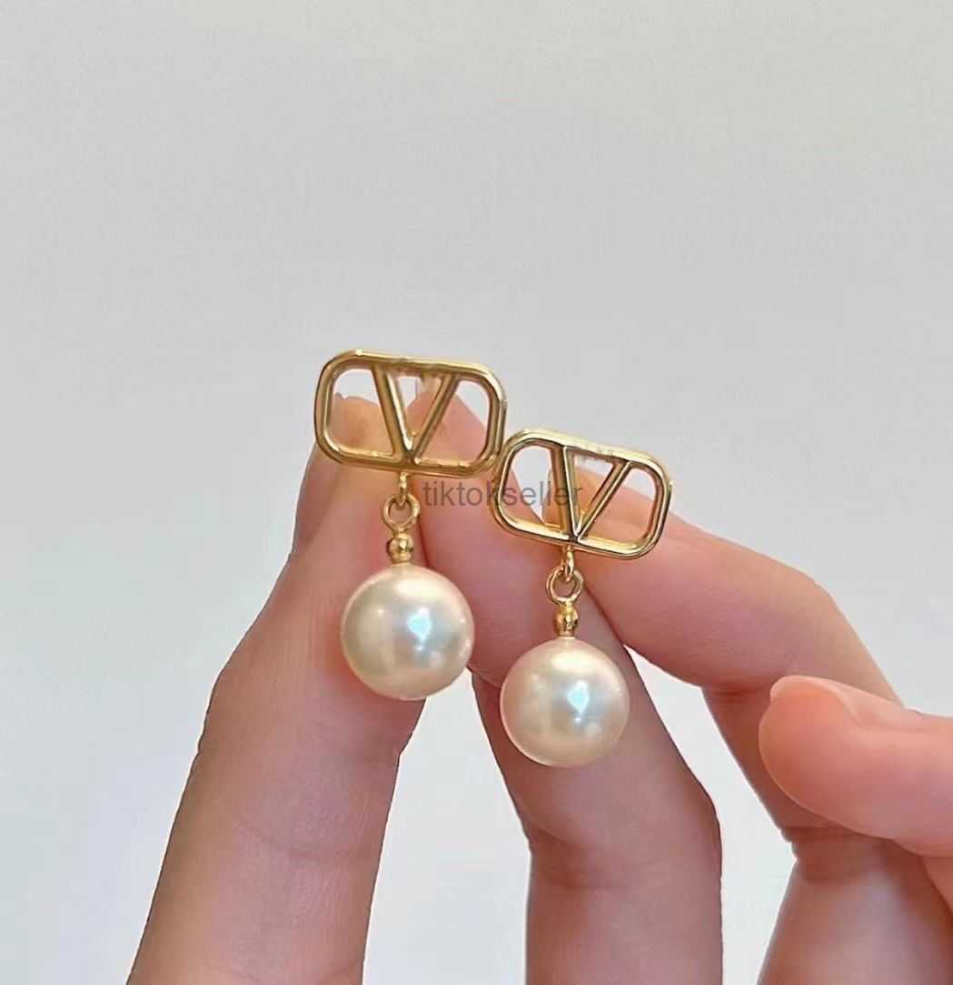 Women Fashion Designer Stud Earrings White Pearl Simple Style Brass Engagement EarringT7G4