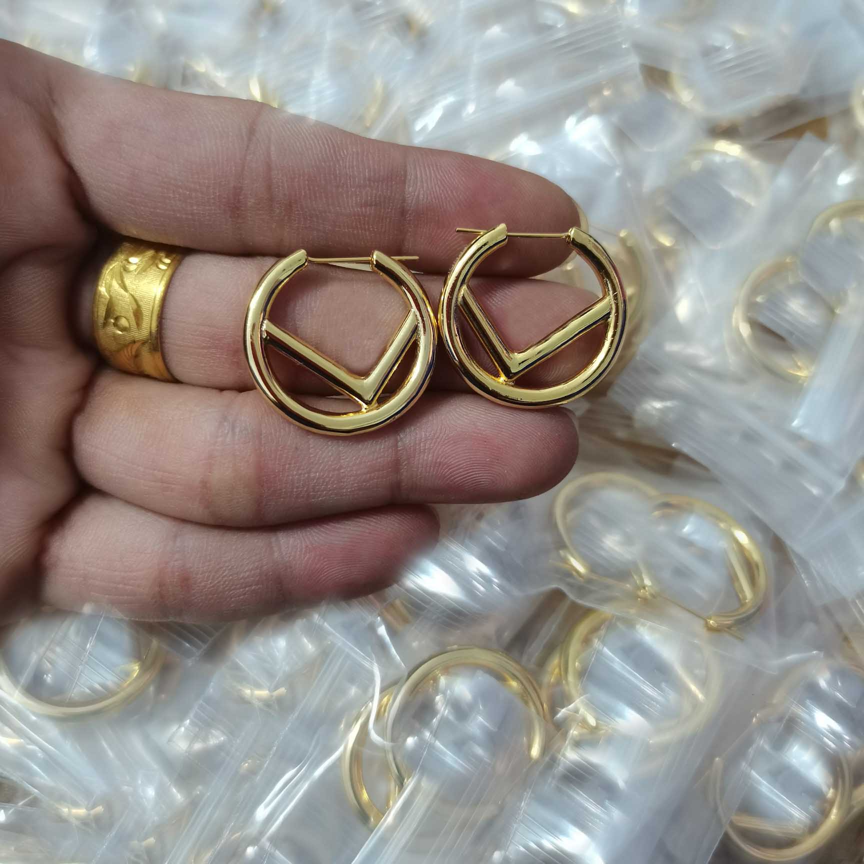 Women Gold Hoop Earrings Designer Jewelry Premium Earring 925 Silver 2.5cm Mens Stud Earring Luxury Hoops F Brand Letter Fashion Ear Rings with Box
Women Gold Hoop Earrings Designer Jewelry Premium Earring 925 Silver 2.5cm Mens Stud Earring Luxury Hoops F Brand Letter Fashion Ear Rings with Box