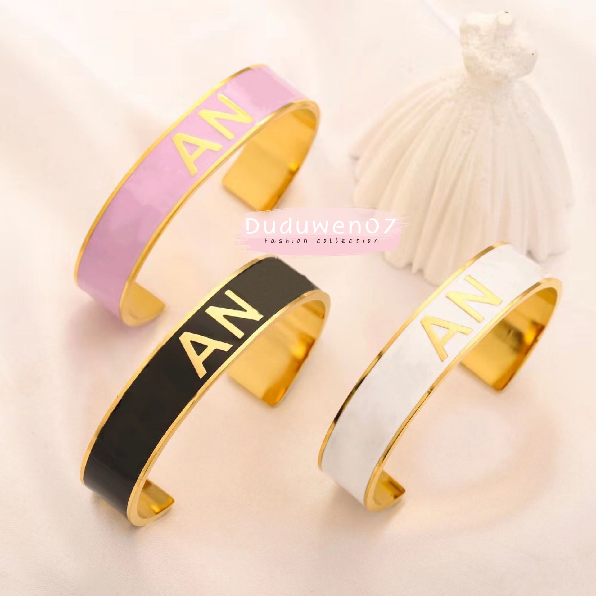 party gift Fashion letter bracelet collection stamps bangle gift outfit color option with cloth printed dust bag
party gift Fashion letter bracelet collection stamps bangle gift outfit color option with cloth printed dust bag