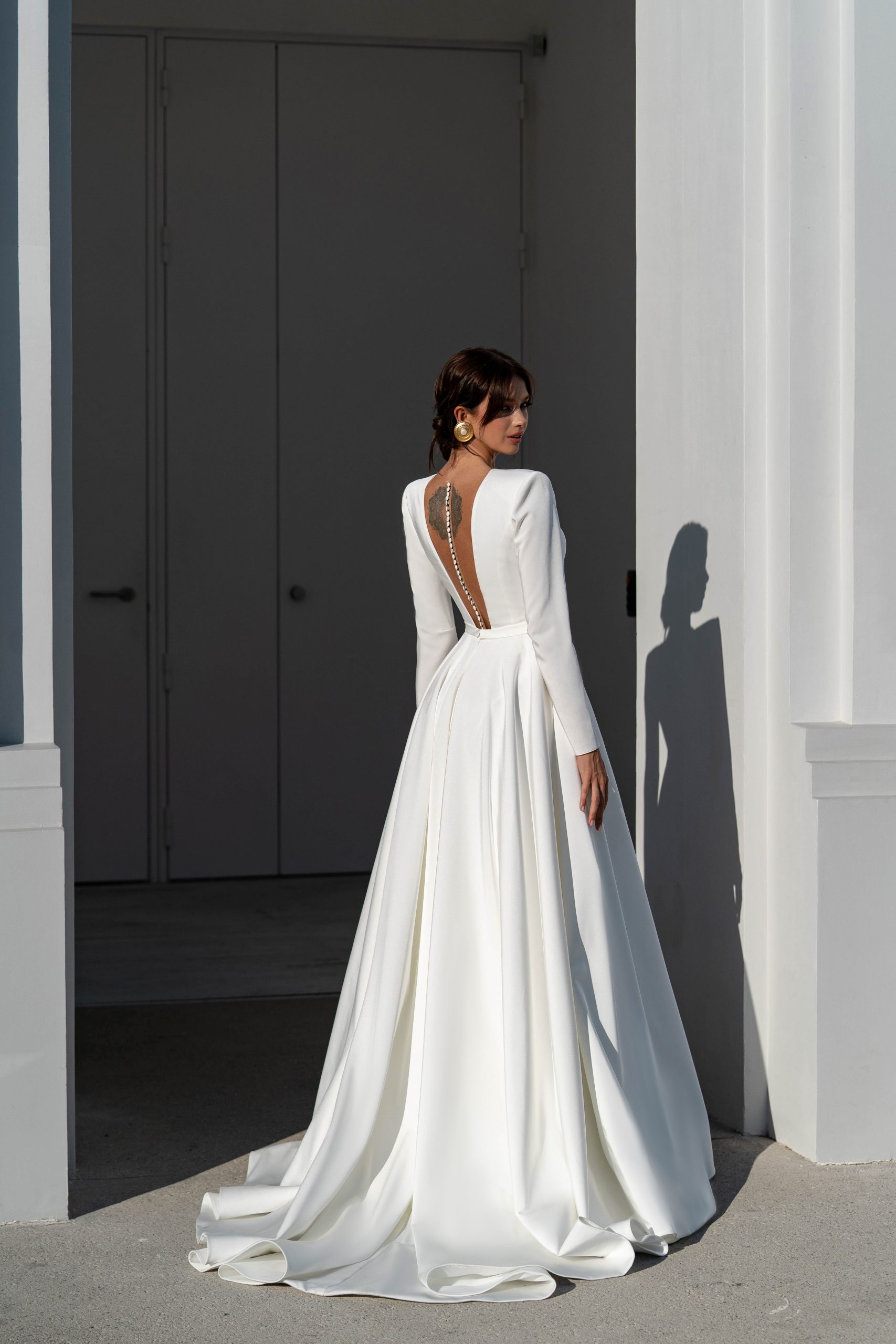 Fashion A E Dresses For Bride Plunging V Neck Wedding Dress Button Back Long Sleeves Designer Bridal Gowns 0219