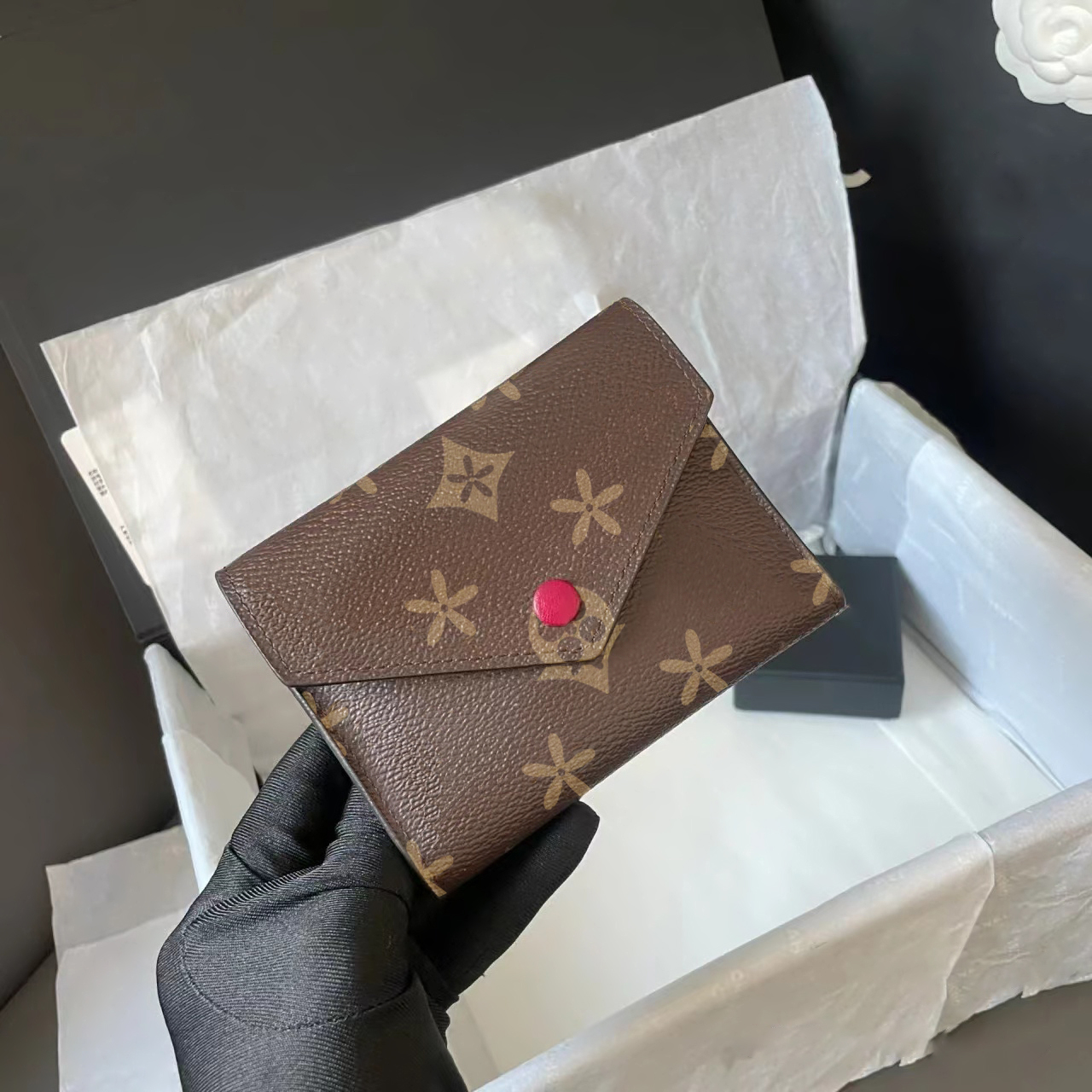 Top quality M41938 cowhide flower Wallet Embossed Women Clutch bags Luxury Designer victorine 15 colors Coin Purses men Business card Key Wallets Card Holders purse, Mon0gram red buckle
Top quality M41938 cowhide flower Wallet Embossed Women Clutch bags Luxury Designer victorine 15 colors Coin Purses men Business card Key Wallets Card Holders purse, Mon0gram red buckle