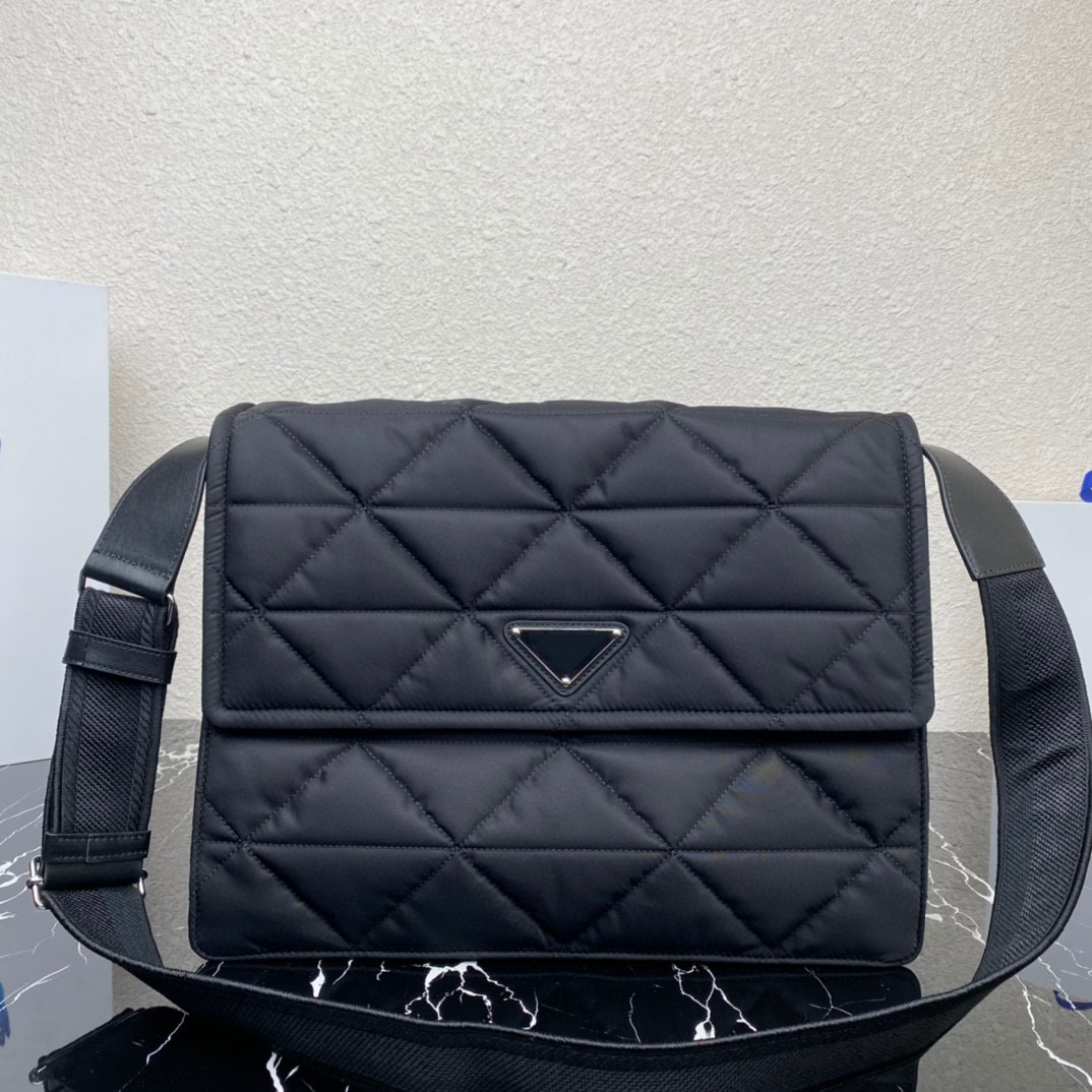 2023 new men's messenger bag high-end quality crossbody bag diamond check embroidered nylon shoulder bag overall low-key luxury and a very large capacity, Black
2023 new men's messenger bag high-end quality crossbody bag diamond check embroidered nylon shoulder bag overall low-key luxury and a very large capacity, Black