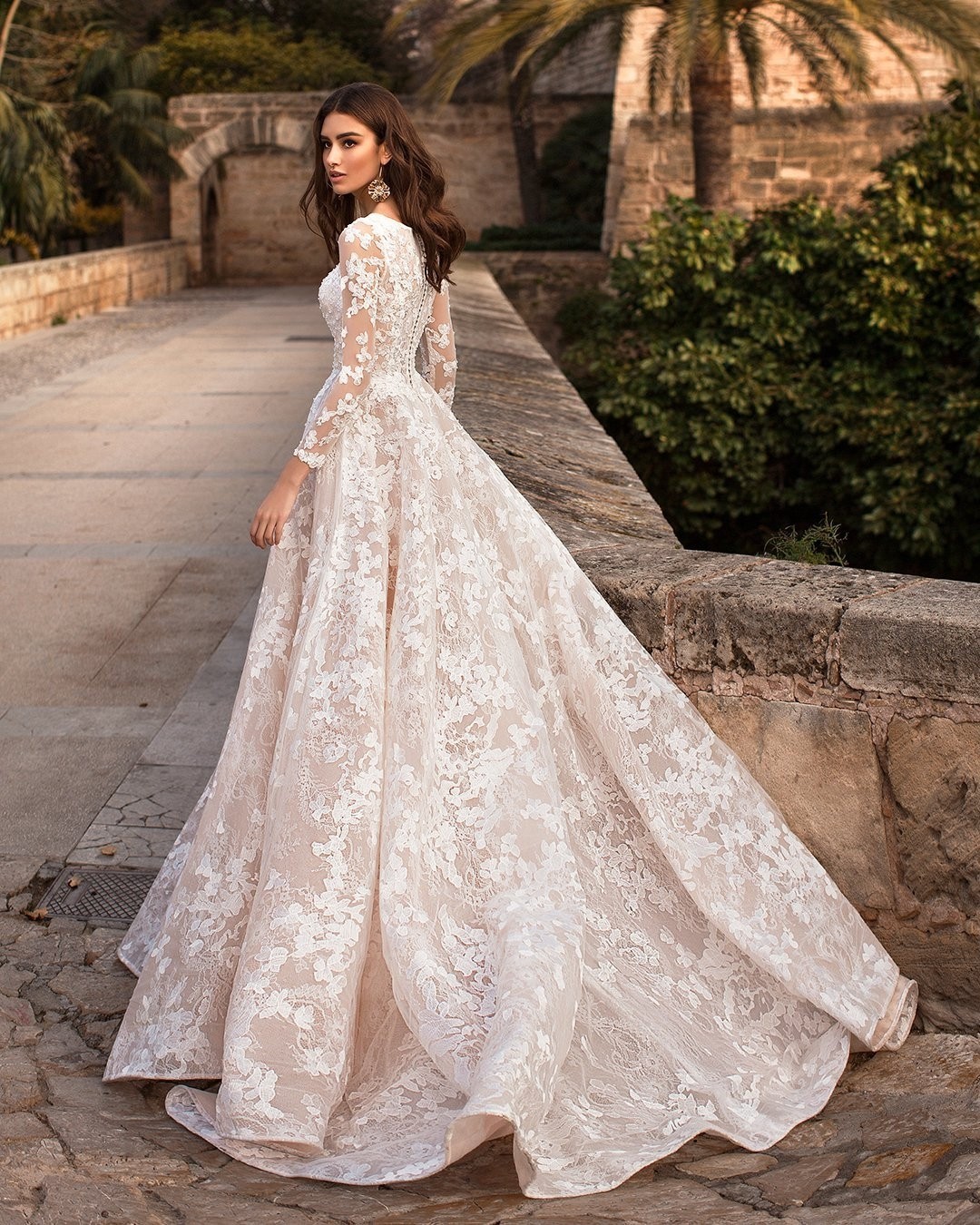 Fashion A e Dresses for bride Scoop Long Sleeves Lace Wedding Dress Button Back designer bridal gowns sweep train