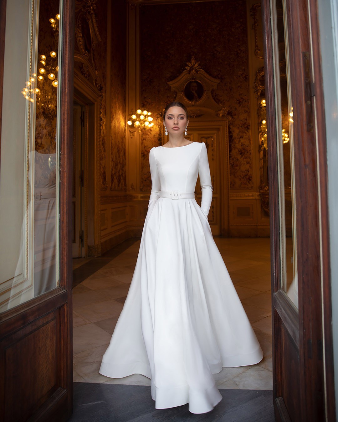 Fashion A Line Dresses For Bride Bateau Long Sleeves Satin Wedding Dress Button Back Designer Bridal Gowns Sweep Train 0616
