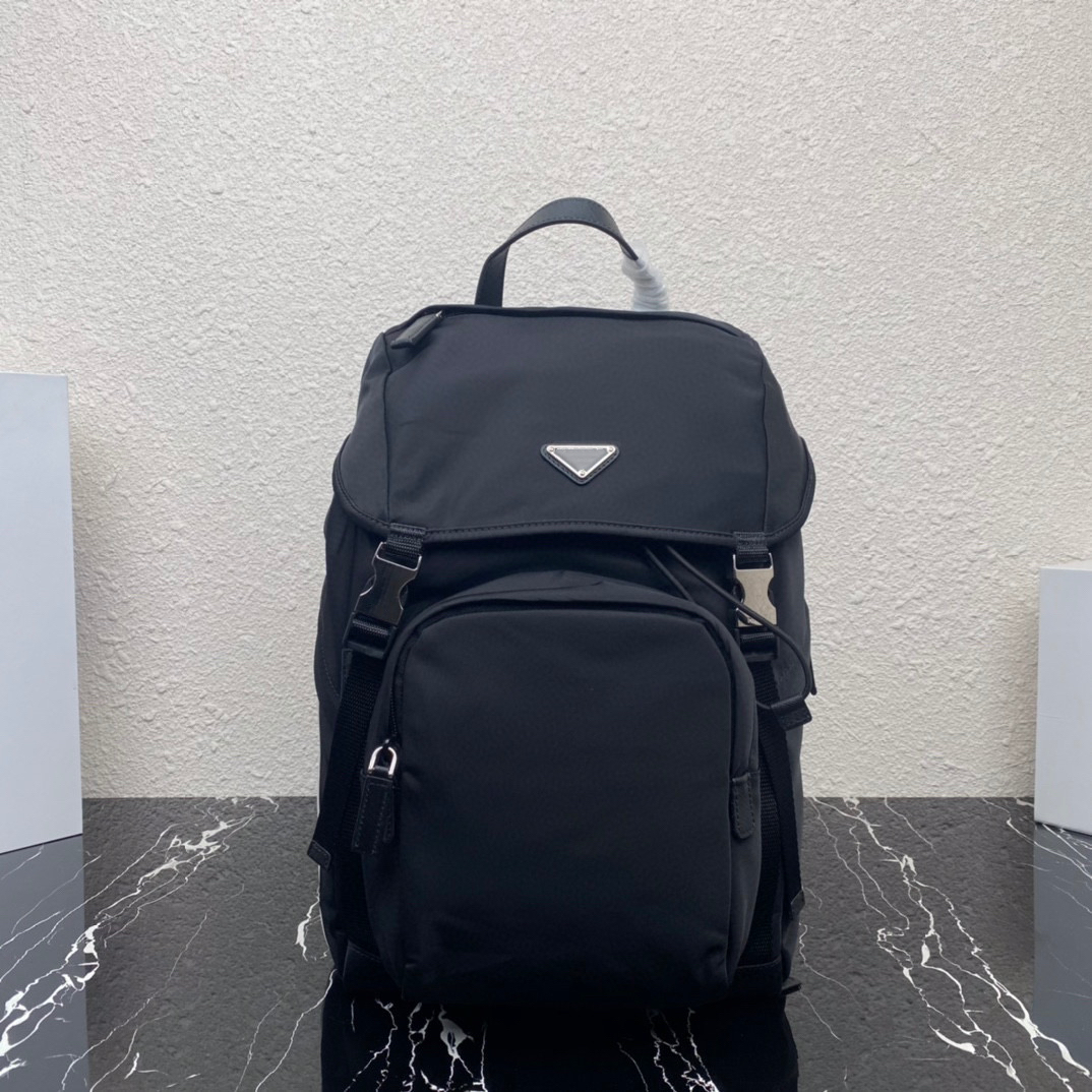 2VZ135 new men's and women's backpack High-end quality schoolbag side with classic color 3 bars decorative upper body effect is very good capacity, Black
2VZ135 new men's and women's backpack High-end quality schoolbag side with classic color 3 bars decorative upper body effect is very good capacity, Black