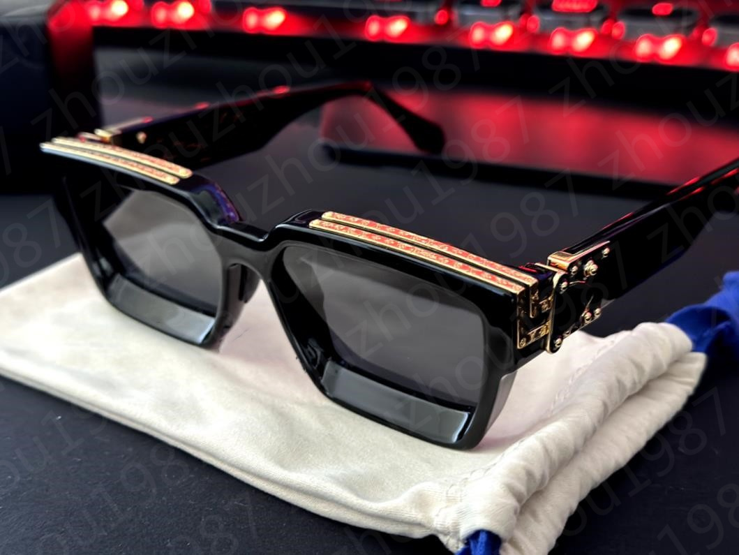 2023Fashion designer Luxury MILLIONAIRES Sunglasses for men and women square full frame Vintage 1165 1.1 unisex Shiny Gold good sell plated Top quality 96006
2023Fashion designer Luxury MILLIONAIRES Sunglasses for men and women square full frame Vintage 1165 1.1 unisex Shiny Gold good sell plated Top quality 96006