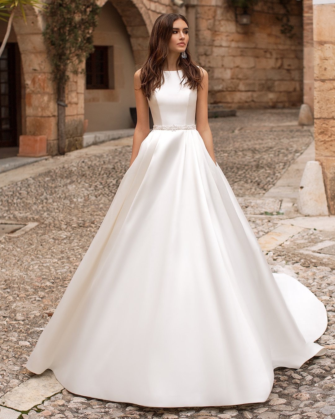 Fashion A Line Dresses For Bride Bateau Sleeveless Satin Wedding Dress Button Back Designer Bridal Gowns Sweep Train 0515