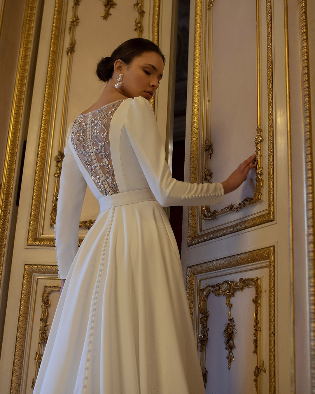 Fashion A Line Dresses For Bride Bateau Long Sleeves Satin Wedding Dress Button Back Designer Bridal Gowns Sweep Train 0616