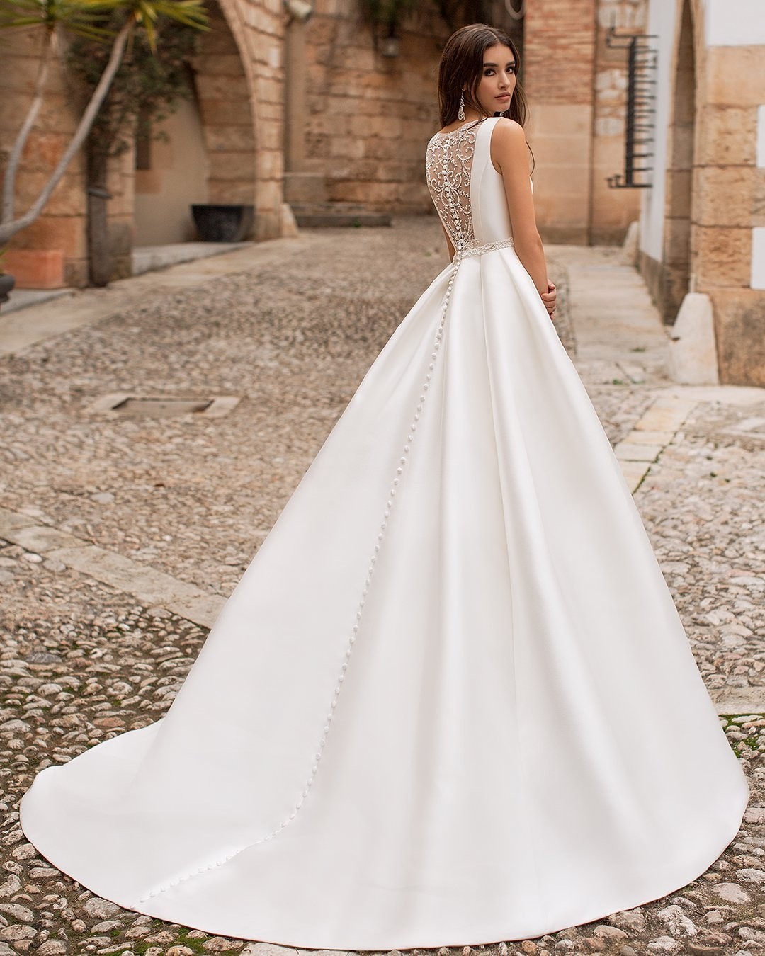 Fashion A Line Dresses For Bride Bateau Sleeveless Satin Wedding Dress Button Back Designer Bridal Gowns Sweep Train 0515