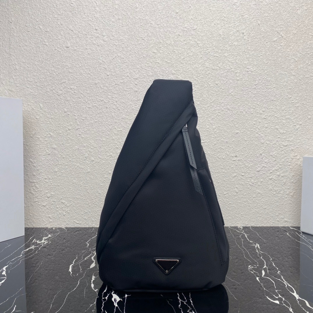 The 2VZ092 Men's and women's chest bags with high-end quality and adjustable braided nylon shoulder straps with side buttons are very cool, Black
The 2VZ092 Men's and women's chest bags with high-end quality and adjustable braided nylon shoulder straps with side buttons are very cool, Black