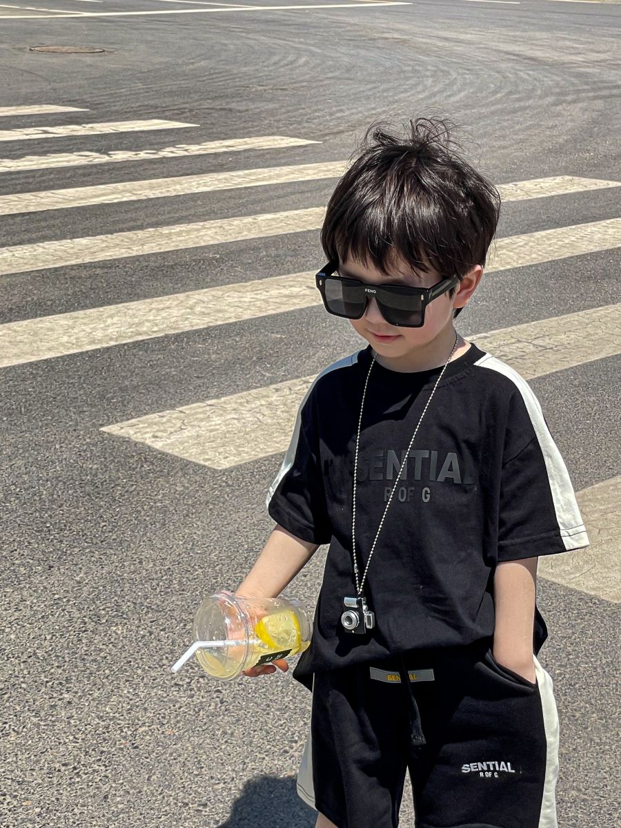 Children's Set Summer New Boys' and Youth Clothing Short Sleeve T-shirt and Shorts Two Piece Set Casual Loose Baby Korean High Quality Clothing 2 to 14 Years Old, Black
Children's Set Summer New Boys' and Youth Clothing Short Sleeve T-shirt and Shorts Two Piece Set Casual Loose Baby Korean High Quality Clothing 2 to 14 Years Old, Black