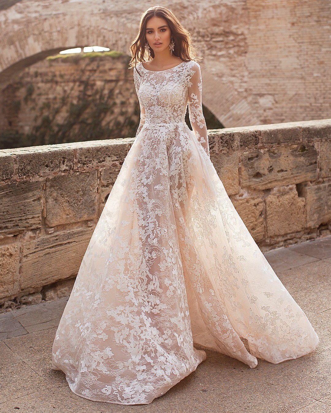 Fashion A e Dresses for bride Scoop Long Sleeves Lace Wedding Dress Button Back designer bridal gowns sweep train