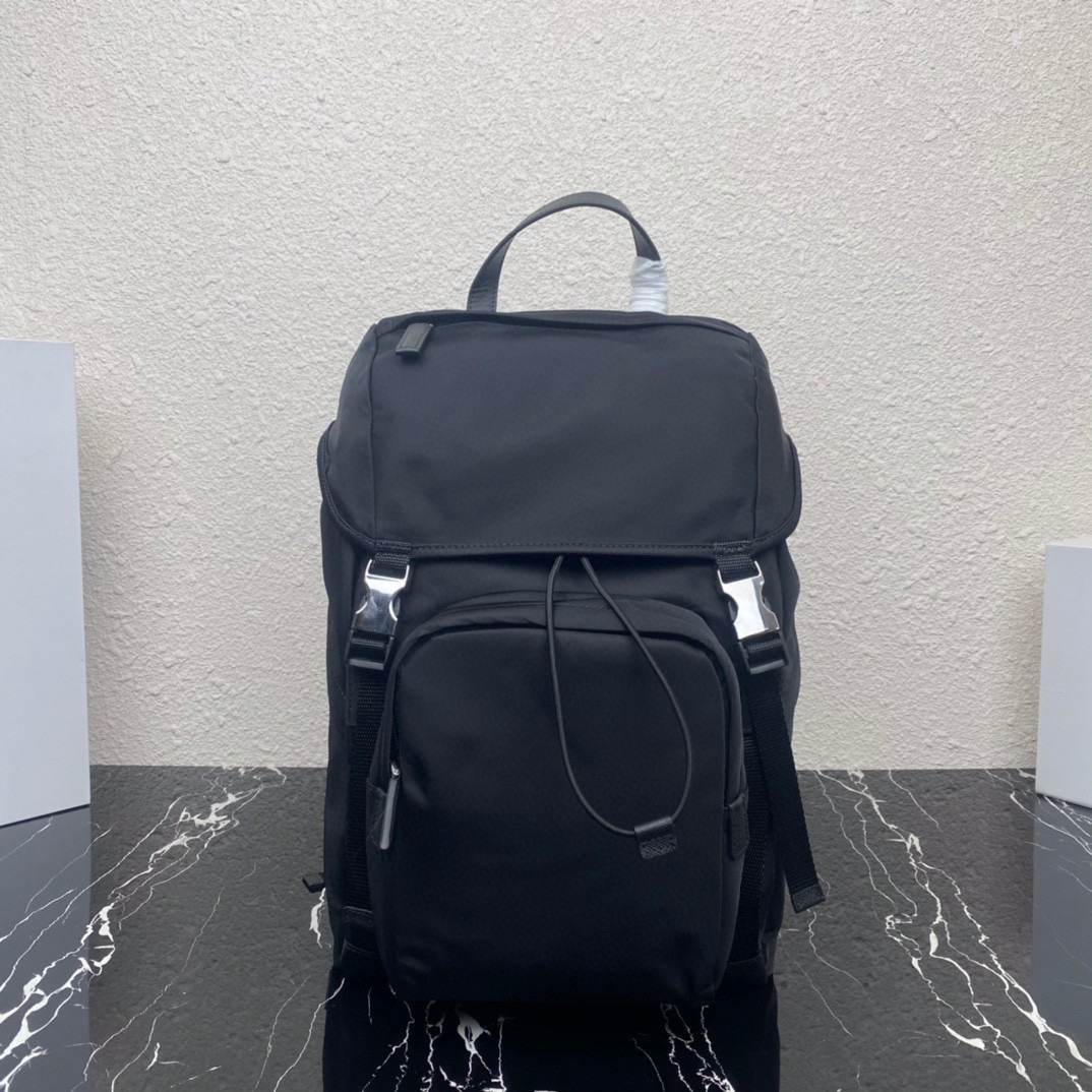 2VZ135 new men's and women's backpack High-end quality schoolbag with parachute fabric top brushed hardware accessories with 2 pockets large capacity, Black
2VZ135 new men's and women's backpack High-end quality schoolbag with parachute fabric top brushed hardware accessories with 2 pockets large capacity, Black
