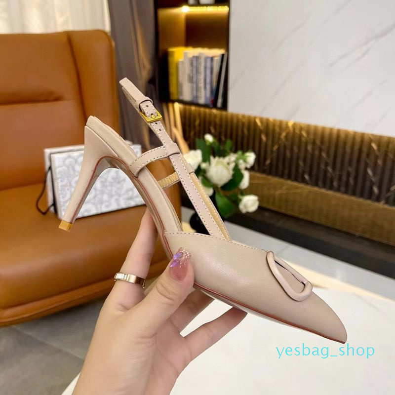 Designer Women Luxury Sandals Dress Shoes High Heel Leather Rivets Black pointed Peep-toe Women Sexy Skinny Heels Fashion Party Wedding Heels 9.5CM with Box 35-43, Shoebox
Designer Women Luxury Sandals Dress Shoes High Heel Leather Rivets Black pointed Peep-toe Women Sexy Skinny Heels Fashion Party Wedding Heels 9.5CM with Box 35-43, Shoebox