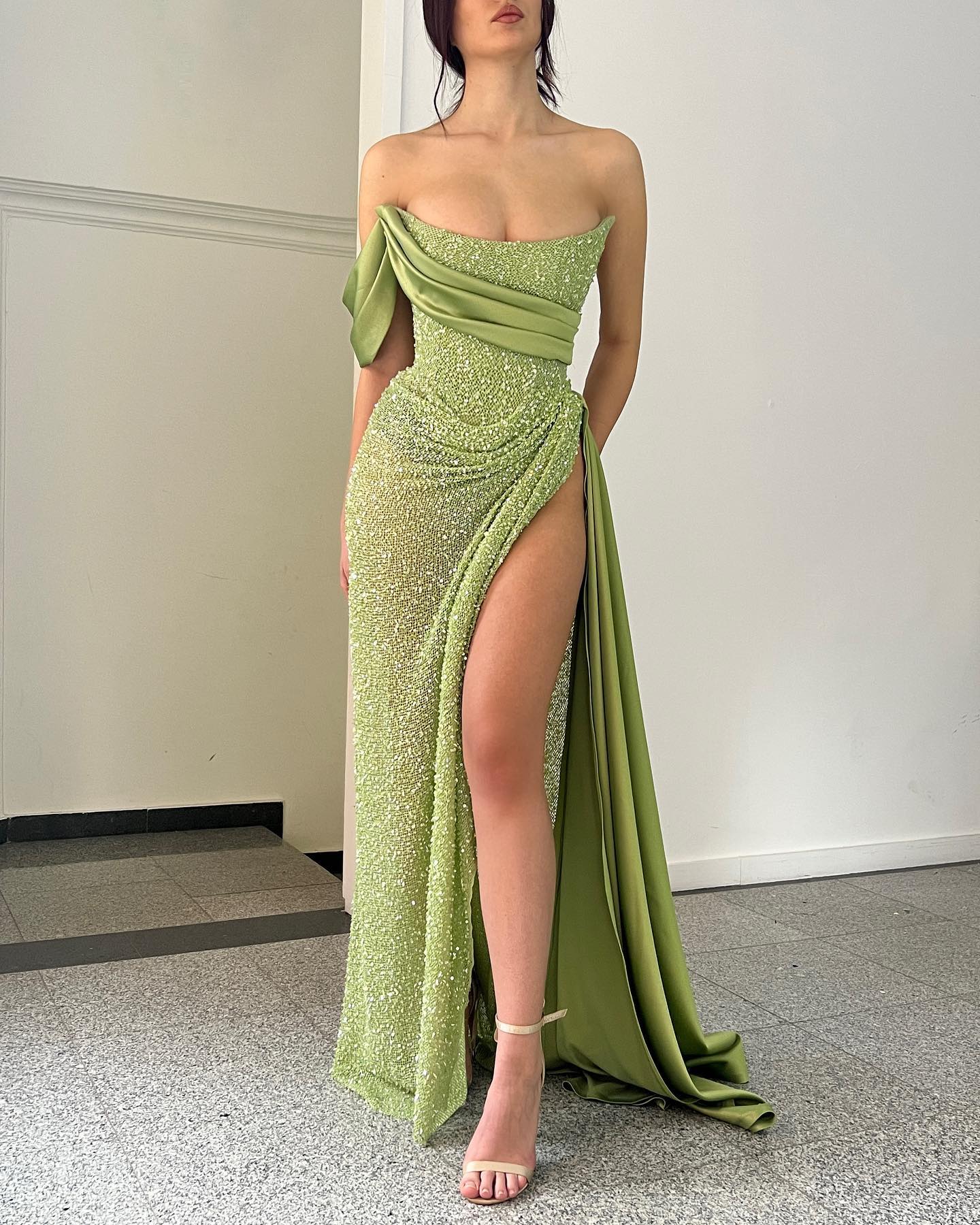 Fashion Green Sequins Prom Dresses Strapless Evening Gowns Pleats Slit Formal Red Carpet Long Special Ocn Party Dress Lz0304