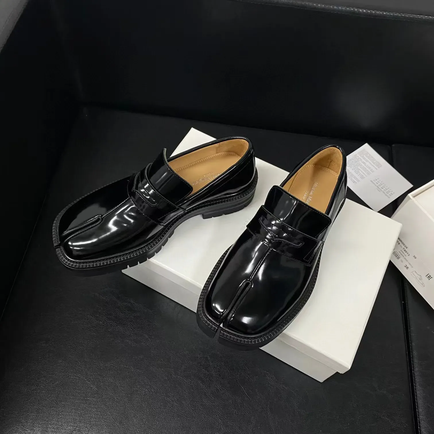 High Quality Tabi Lace-Up Shoes Babouches 2023 Designer Summer Platform Shoes Woman Fashion Derma Loafers Tabi Loafers Size 35-40 With No Box, White
High Quality Tabi Lace-Up Shoes Babouches 2023 Designer Summer Platform Shoes Woman Fashion Derma Loafers Tabi Loafers Size 35-40 With No Box, White