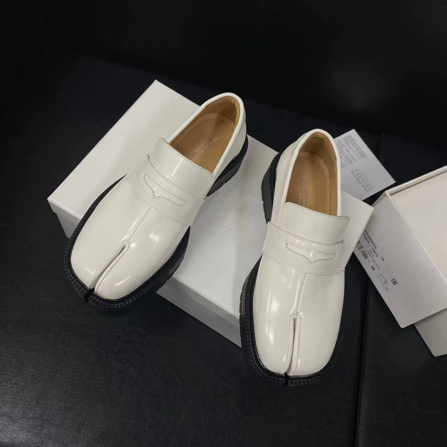 High Quality Tabi Lace-Up Shoes Babouches 2023 Designer Summer Platform Shoes Woman Fashion Derma Loafers Tabi Loafers Size 35-40 With Box, White
High Quality Tabi Lace-Up Shoes Babouches 2023 Designer Summer Platform Shoes Woman Fashion Derma Loafers Tabi Loafers Size 35-40 With Box, White