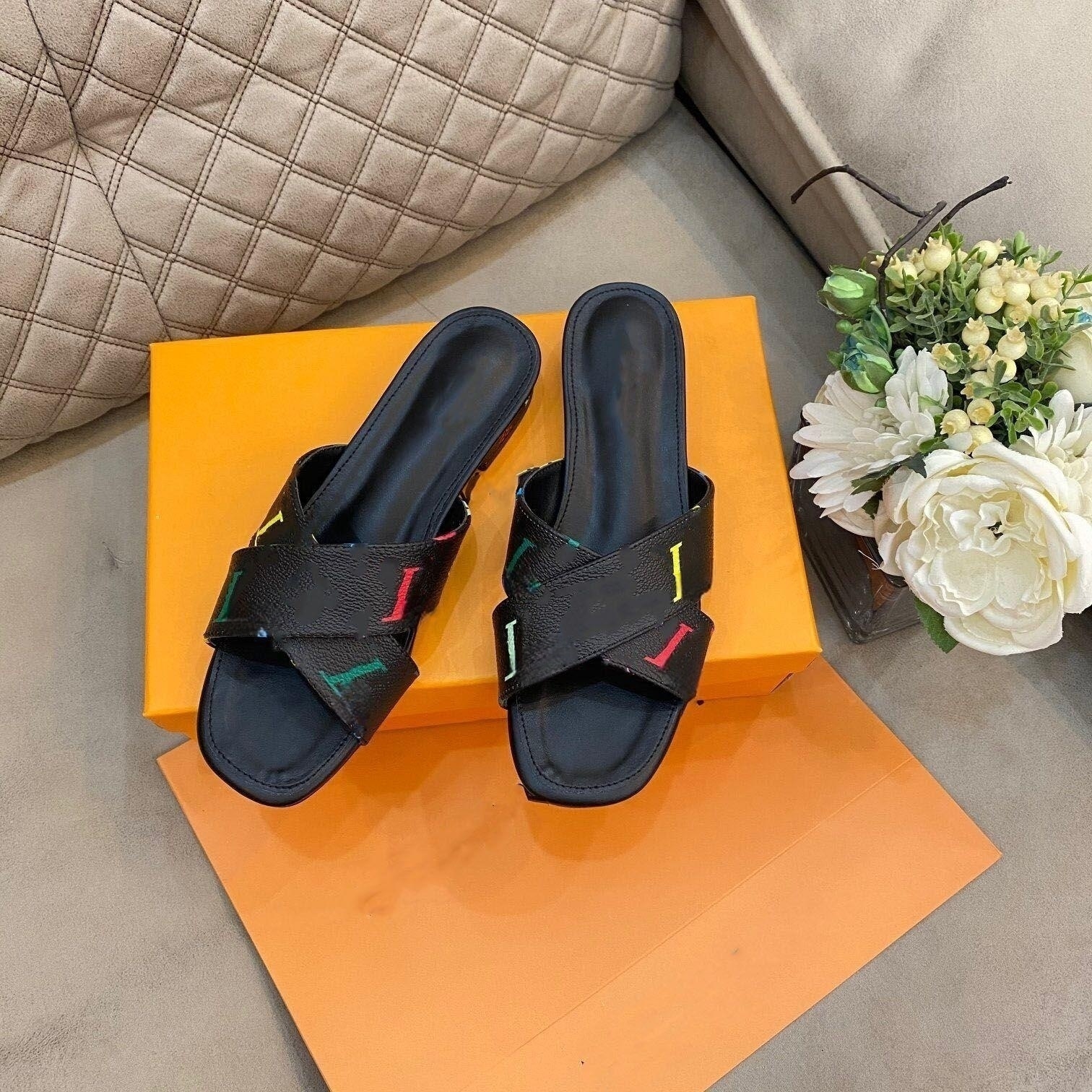 Designer ladies sandals classic letters lychee pattern flat bottom slippers fashion lightweight cross strap leather slippers summer casual sandals
Designer ladies sandals classic letters lychee pattern flat bottom slippers fashion lightweight cross strap leather slippers summer casual sandals