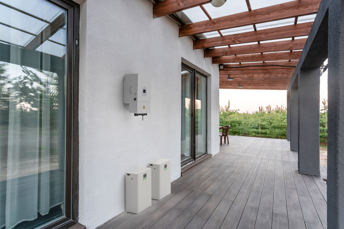 10000W Residential Battery Energy Storage System inlcuding 1 HYBRID INVERTER, 2 BATTERIES and 1 DC COMBINER BOX
