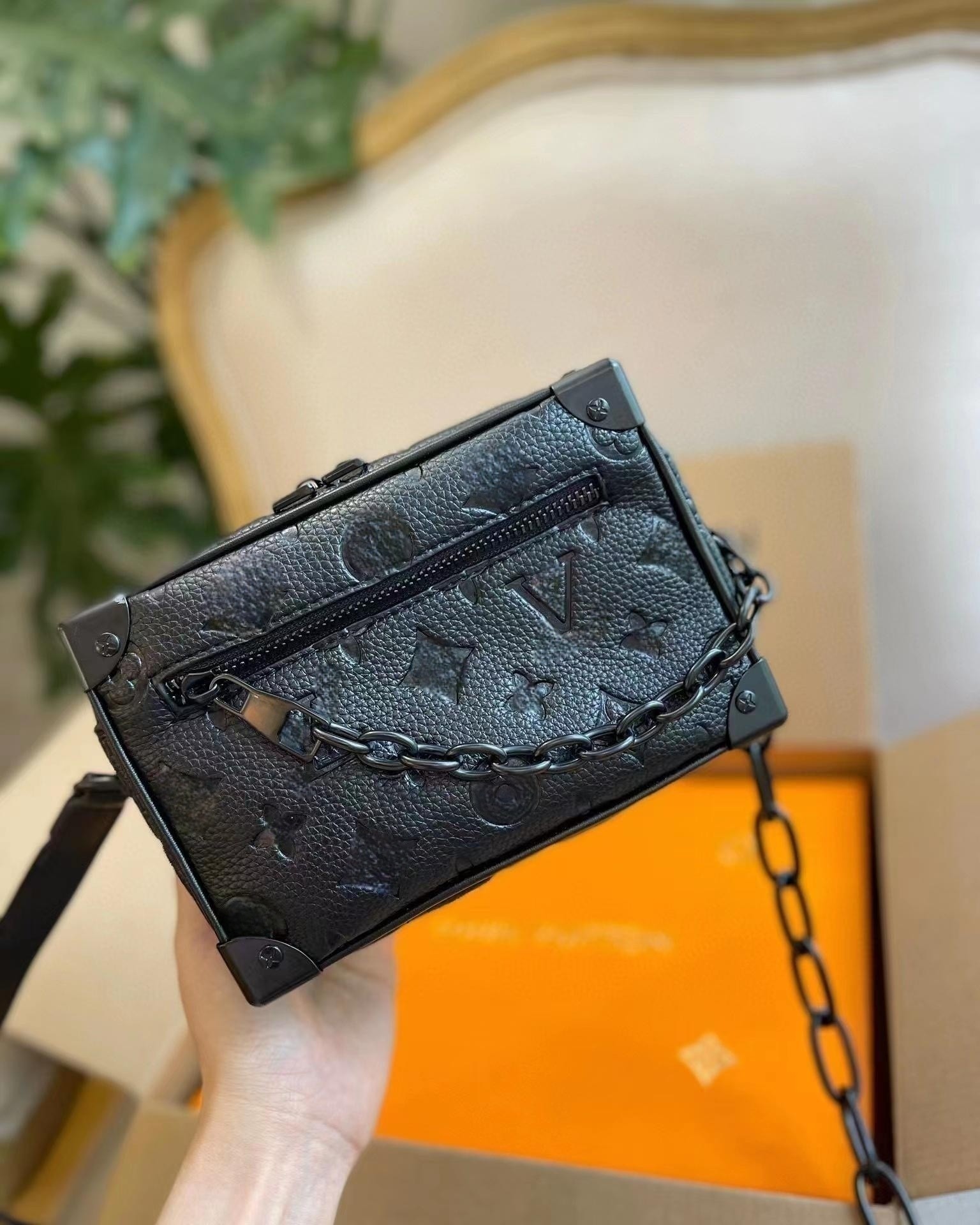 Top Designe custom luxury brand handbag channel Women's bag leather gold chain crossbody black and white pink cattle clip sheepskin shoulder, Black embossing
Top Designe custom luxury brand handbag channel Women's bag leather gold chain crossbody black and white pink cattle clip sheepskin shoulder, Black embossing