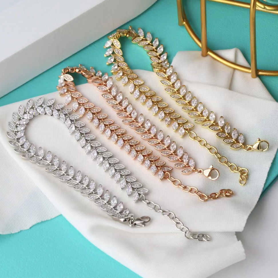 Designer Bracelet for Women charm Chain bracelets Unique leaf design Exquisite and fashionable Classic Versatile Gift giving preference
Designer Bracelet for Women charm Chain bracelets Unique leaf design Exquisite and fashionable Classic Versatile Gift giving preference