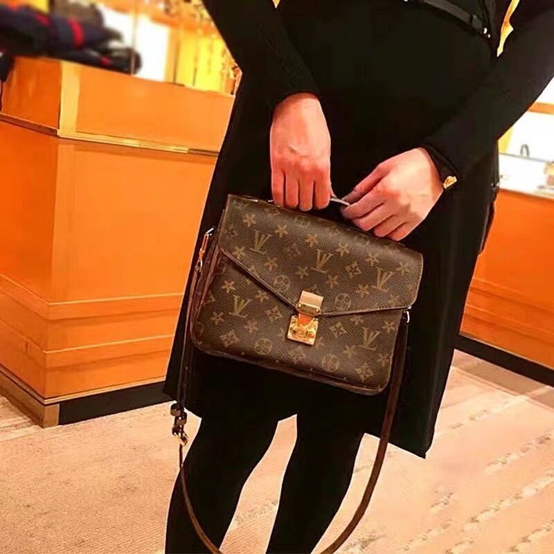 Classic Women Luxurys Designer Shoulder Bags Handbag Handbags Lady Messenger Fashion Bag Luxury Crossbody Tote Wallet With Strap Letter Flower Pattern 2023, Color 4
Classic Women Luxurys Designer Shoulder Bags Handbag Handbags Lady Messenger Fashion Bag Luxury Crossbody Tote Wallet With Strap Letter Flower Pattern 2023, Color 4