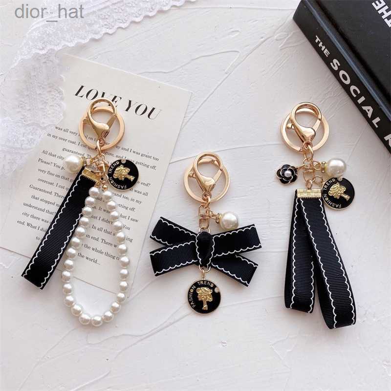 Designers Fashion Keyring Keychains Luxury Brands Pearl Handmade Keyrings Women Lovers Couple Bags Cars Key Chains Lanyards
Designers Fashion Keyring Keychains Luxury Brands Pearl Handmade Keyrings Women Lovers Couple Bags Cars Key Chains Lanyards