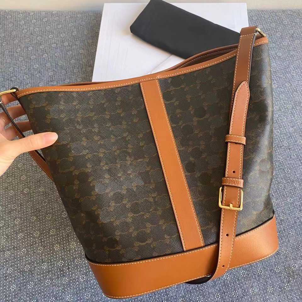 Designer bags Celi bag Triomphe handbag female bag all-in-one retro clamshell small square bag single shoulder crossbody bag, Pink9
Designer bags Celi bag Triomphe handbag female bag all-in-one retro clamshell small square bag single shoulder crossbody bag, Pink9