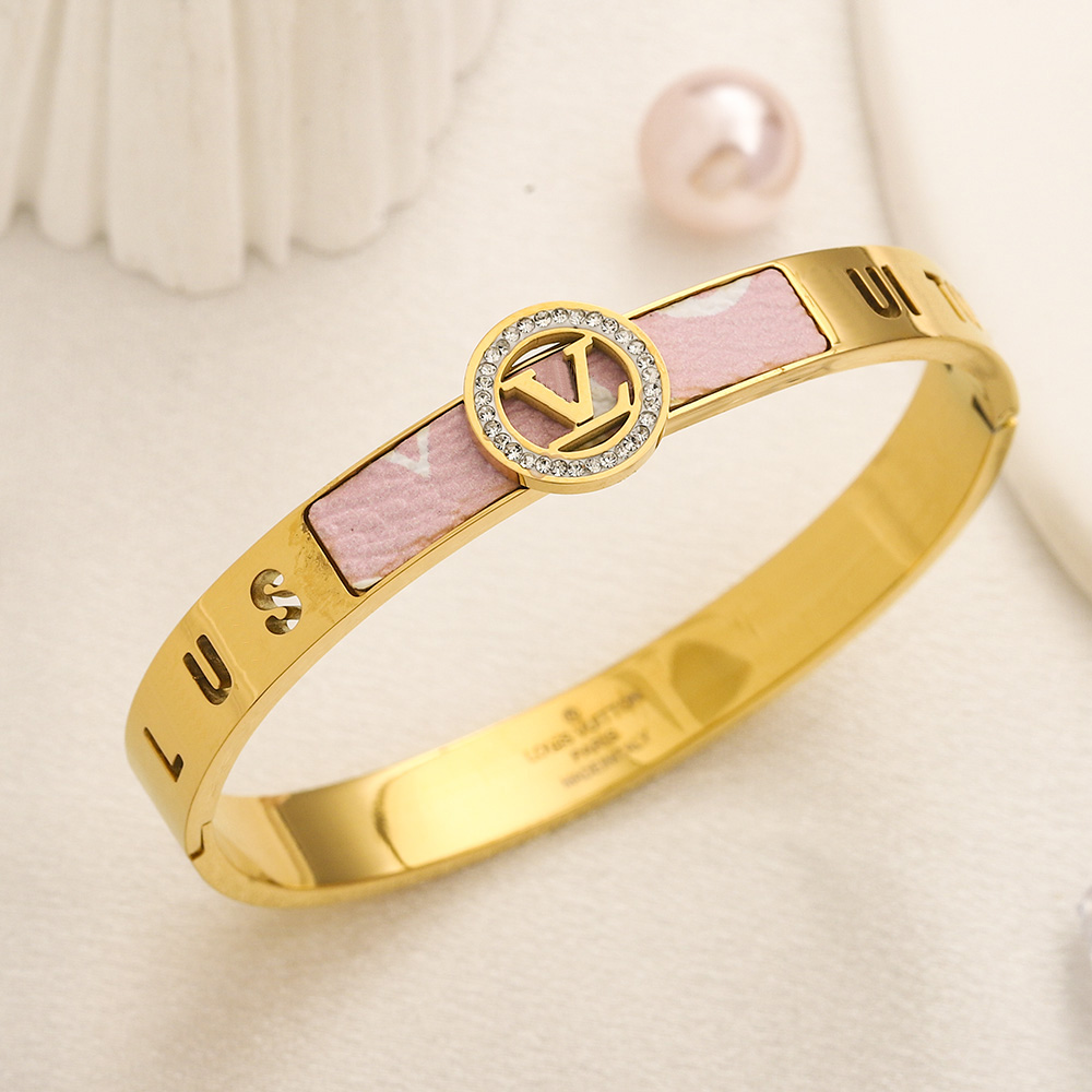 Designer V Logo Charm Bangle 18K Gold Plated Stainless Steel No Fade Diamond Bracelet Luxury Love Gift Jewelry 2023 Wedding Travel Designer Bangle Wholesale
Designer V Logo Charm Bangle 18K Gold Plated Stainless Steel No Fade Diamond Bracelet Luxury Love Gift Jewelry 2023 Wedding Travel Designer Bangle Wholesale