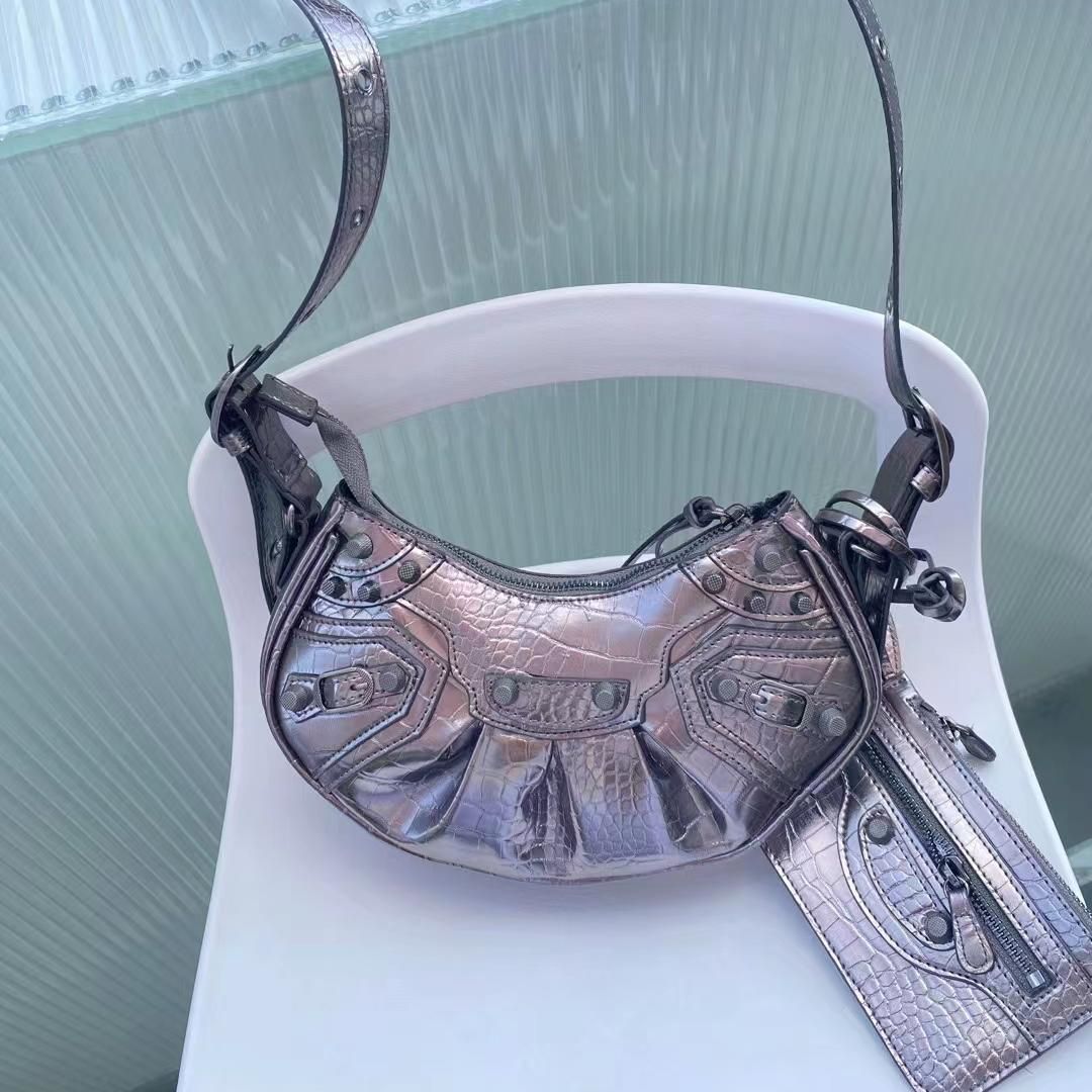 Lady Cross Body Designer Rivet Baguette Bag Sliding Chain Crobody Bags Handle Handbag Fashion Shoulder Sheepskin Purse Bra Hardware Leather
Lady Cross Body Designer Rivet Baguette Bag Sliding Chain Crobody Bags Handle Handbag Fashion Shoulder Sheepskin Purse Bra Hardware Leather