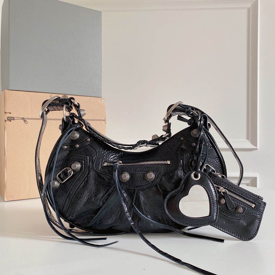 Messenger Bags Lady Cross Body Designer Rivet Baguette Bag Sliding Chain Crobody Bags Handle Handbag Fashion Shoulder Sheepskin Purse Bra Hardware Leather
Messenger Bags Lady Cross Body Designer Rivet Baguette Bag Sliding Chain Crobody Bags Handle Handbag Fashion Shoulder Sheepskin Purse Bra Hardware Leather