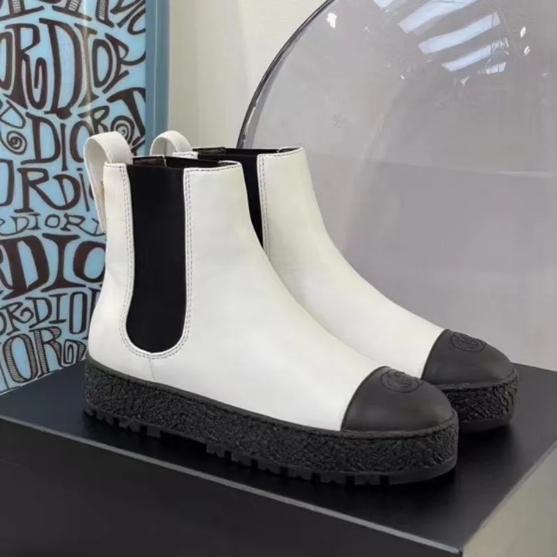 Fall/winter Interlocking Mixed white calfskin platform ankle boots flat leather Chelsea boot round Toe slip-on booties luxury designer shoes women factory footwear, Black
Fall/winter Interlocking Mixed white calfskin platform ankle boots flat leather Chelsea boot round Toe slip-on booties luxury designer shoes women factory footwear, Black