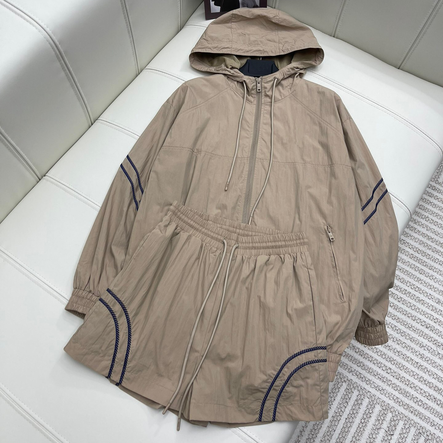 designer hooded hoodies two piece Pants Tracksuit women luxury long sleeve and shorts set zipper Tracksuits Casual fashion leisure street wear, Ca-gray
designer hooded hoodies two piece Pants Tracksuit women luxury long sleeve and shorts set zipper Tracksuits Casual fashion leisure street wear, Ca-gray