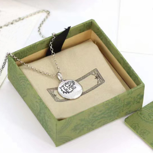 Retro Personality Sterling Silver Engraving Pattern Necklace Male And Female Couple Models Luxury Designer Christmas Gift All-match Models
Retro Personality Sterling Silver Engraving Pattern Necklace Male And Female Couple Models Luxury Designer Christmas Gift All-match Models