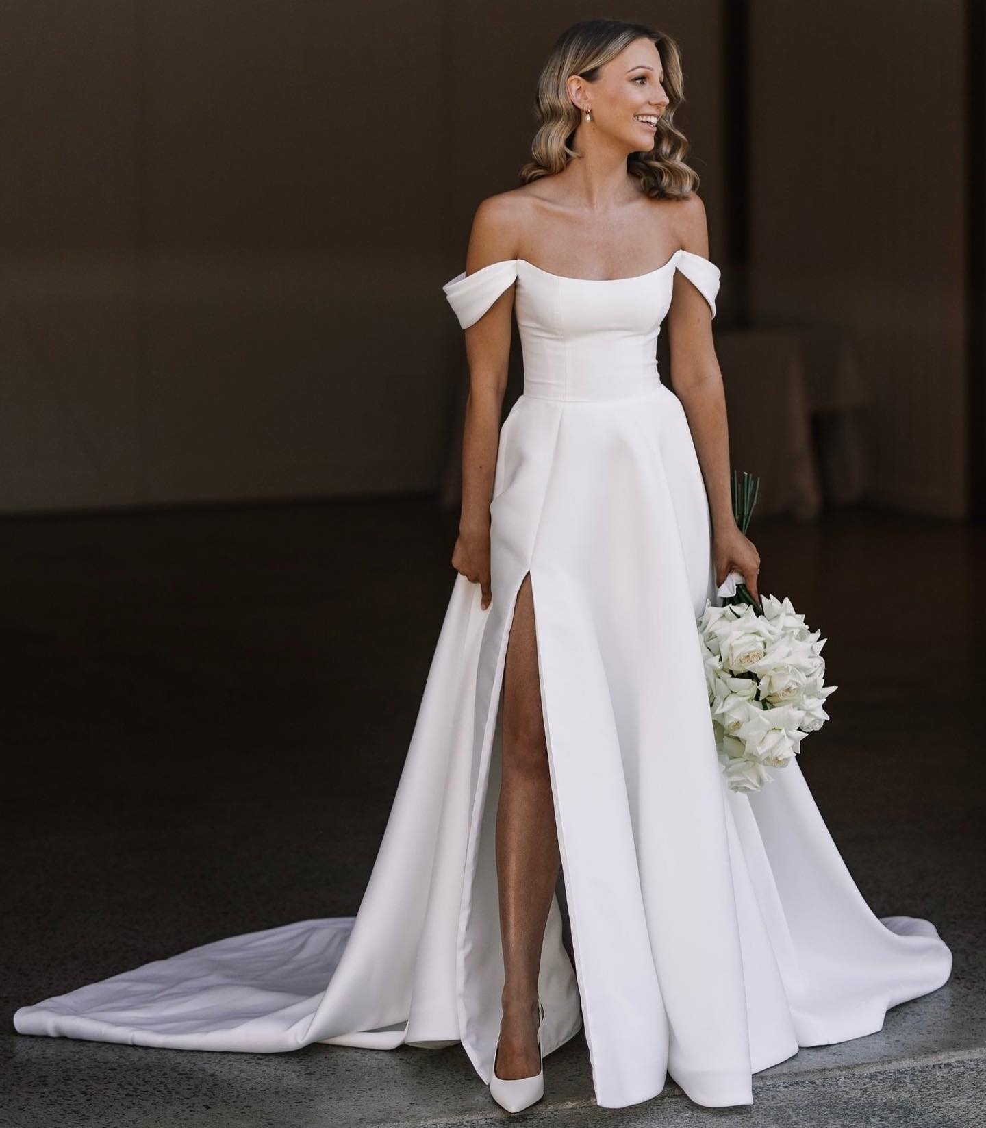 E A Boho Dresses For Bride Off Shoulder Satin Wedding Dress Slit Backless Designer Bridal Gowns Sweep Train Bc