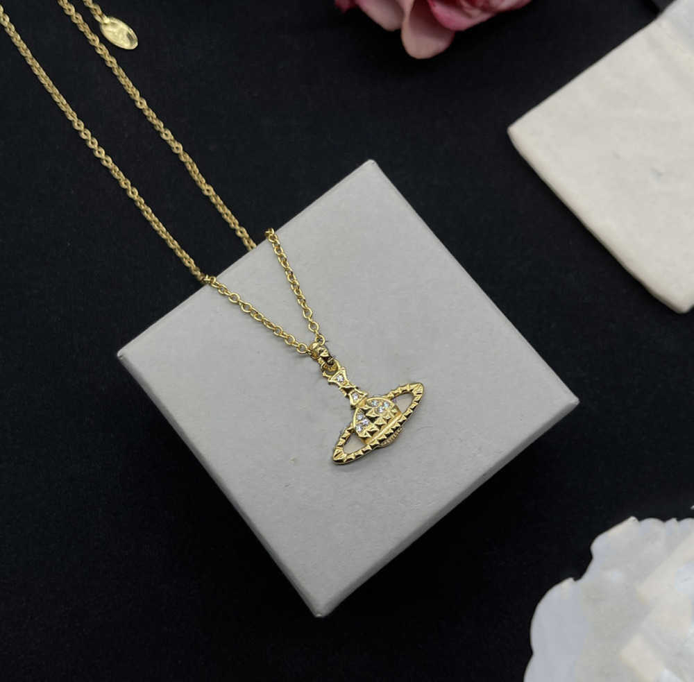 Designer Pendant Necklaces Letter Vivian Chokers Luxury Women Fashion Jewelry Metal Pearl Necklace cjeweler Westwood 447442
Designer Pendant Necklaces Letter Vivian Chokers Luxury Women Fashion Jewelry Metal Pearl Necklace cjeweler Westwood 447442
