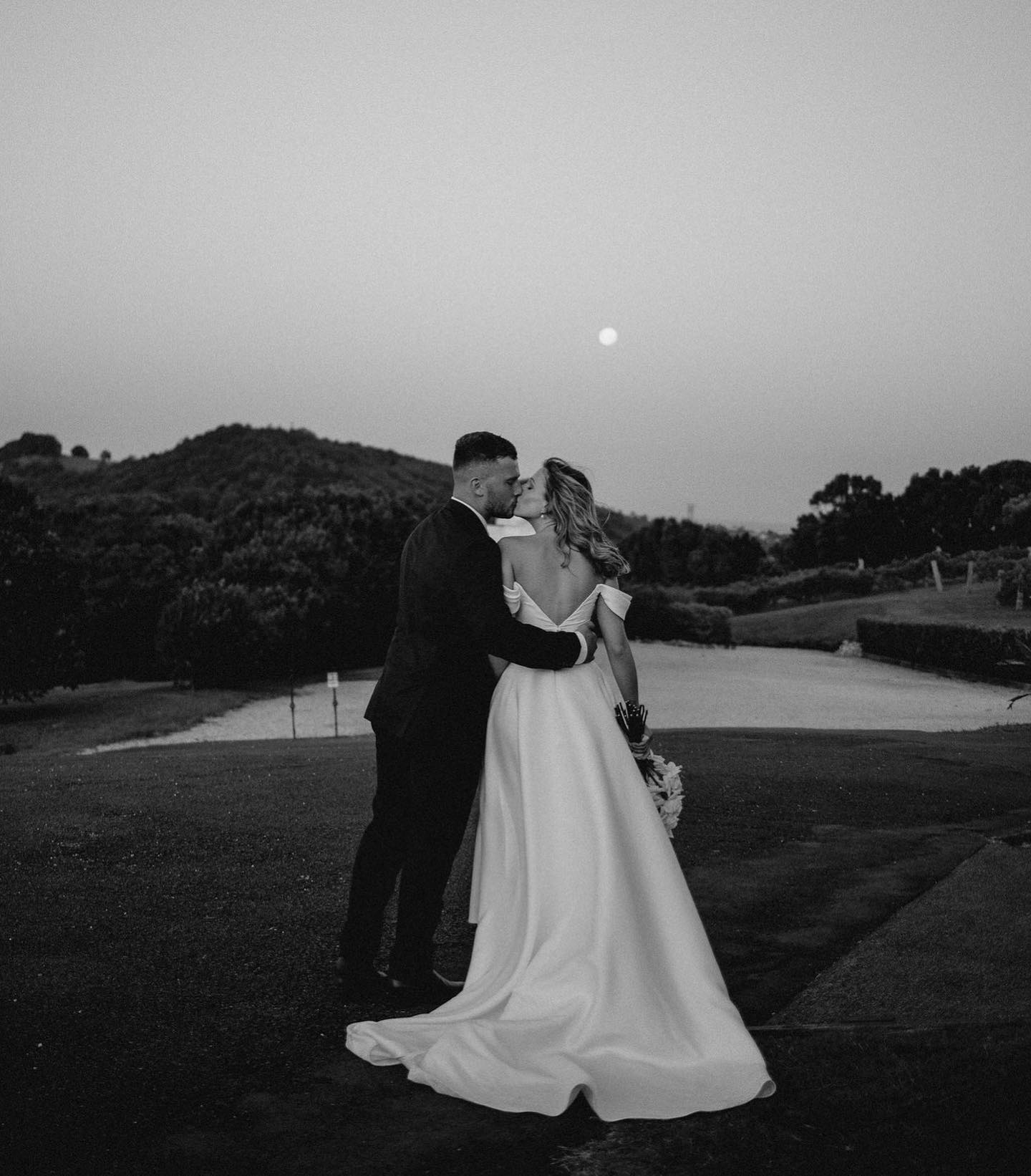 E A Boho Dresses For Bride Off Shoulder Satin Wedding Dress Slit Backless Designer Bridal Gowns Sweep Train Bc