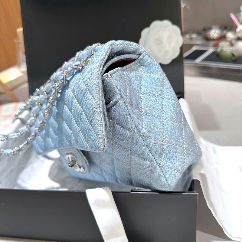 Superfine flash super advanced medium design is relatively low-key texture worthy of the bag size 25x15
Superfine flash super advanced medium design is relatively low-key texture worthy of the bag size 25x15