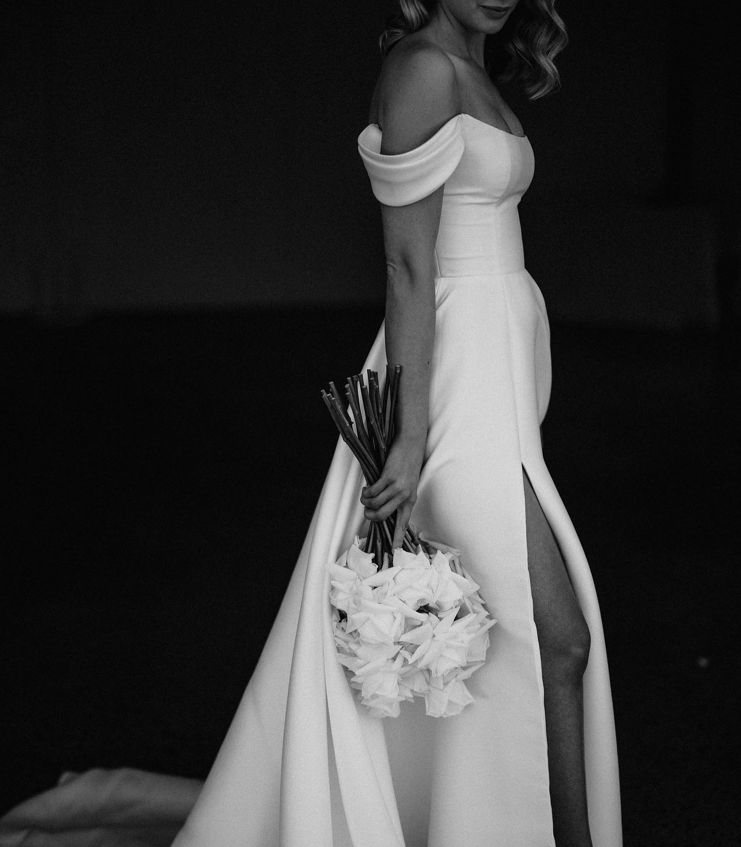E A Boho Dresses For Bride Off Shoulder Satin Wedding Dress Slit Backless Designer Bridal Gowns Sweep Train Bc