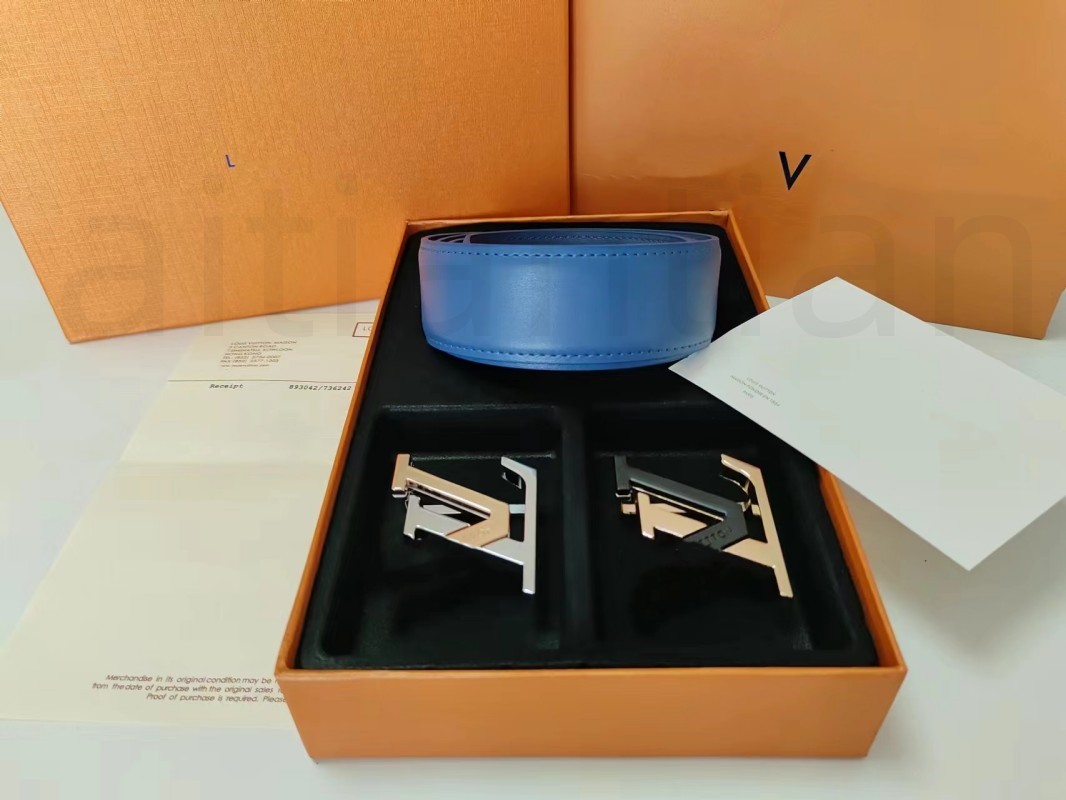 Fashion buckle genuine leather belt Width 40mm Highly Quality with Box 2023 NEW designer men women belts, Belt +2 pcs buckle
Fashion buckle genuine leather belt Width 40mm Highly Quality with Box 2023 NEW designer men women belts, Belt +2 pcs buckle