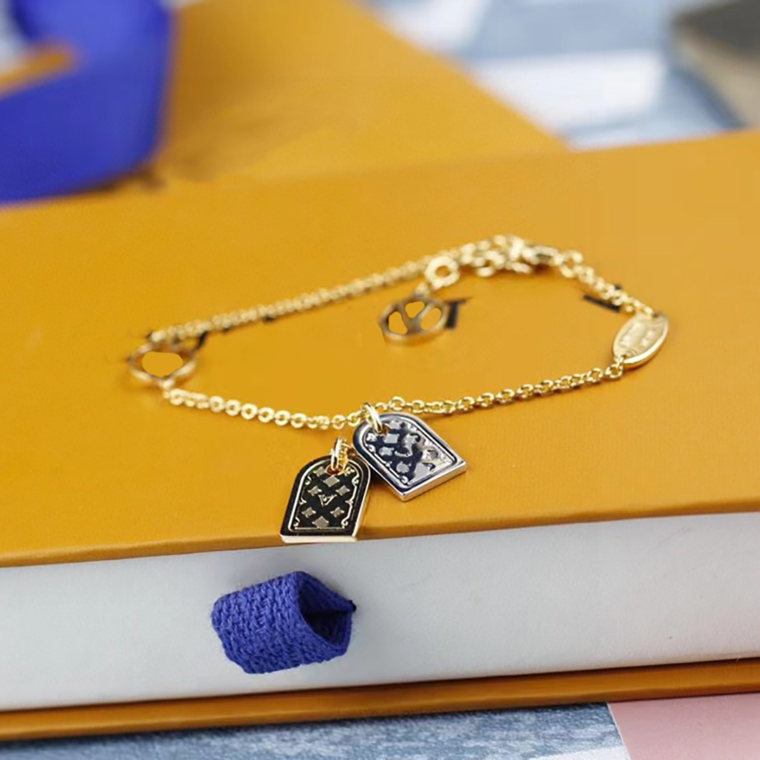 Designer Bracelet Luxurys Gold Chain Hangtags Bracelet Womens Bracelets Love Jewelry Luxury Letter Pendant Bracelet For Women Charm Earring Wedding